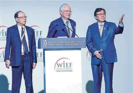  ?? [FOTO ASYRAF HAMZAH/BH] ?? Najib, Abang Johari dan Musa ketika merasmikan Forum Ekonomi Islam Sedunia Ke-13 (WIEF13) 2017 di Pusat Konvensyen Borneo di Kuching, semalam,