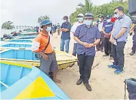  ??  ?? TINJAU: Ronald meninjau operasi golongan nelayan di Pulau Jambongan, Beluran semalam.