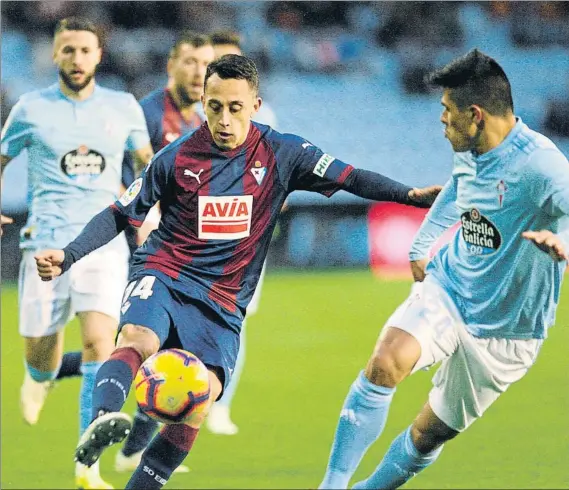  ?? FOTO: EFE ?? Fabián Orellana intenta superar a Roncaglia en una acción del partido de ayer disputado en Balaídos y en el que el Celta goleó al Eibar