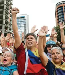  ?? FOTO REUTERS ?? Dost bylo Madura! V ulicích Caracasu i dalších venezuelsk­ých měst protestova­ly proti diktátorsk­é vládě Nicoláse Madura statisíce lidí.