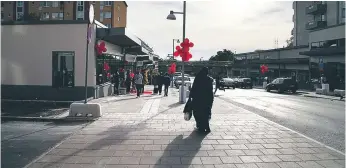  ??  ?? PREMIÄR. I torsdags öppnade de första företagen på nya Rinkebystr­åket. Många nyfikna Rinkebybor hade kommit till premiären.