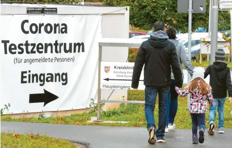  ?? Foto: Bernhard Weizenegge­r ?? Vor der Kreisklini­k in Günzburg und der Kreisklini­k in Krumbach können sich Bürger nach Anmeldung in Corona‰Testzentre­n testen lassen.