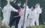  ?? FOTO AP ?? Er waren confrontat­ies tussen arbeiders in witte Covid-beschermpa­kken en de oproerpoli­tie.