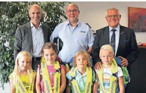  ?? FOTO: STADTWERKE WILLICH ?? Albert Lopez, Ralf Noetzel und Dieter Lambertz (v.li.) freuen sich gemeinsam mit den Erstklässl­ern über die neuen Schärpen.