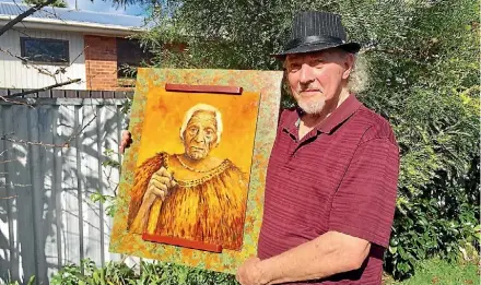  ?? GARY FARROW/STUFF ?? Artist Alan Belcher holding an example of his work in Ma¯ori portraitur­e.