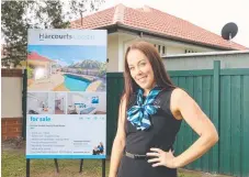  ?? Picture: GLENN HAMPSON ?? Harcourts Coastal agent Katrina Keegan is ready with the open home sign at 25 Tristan Court, Benowa.