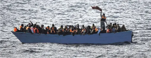  ?? FOTO: DPA/EMILIO MORENATTI ?? Mit Booten überqueren Flüchtling­e das Mittelmeer zwischen Afrika und Europa.