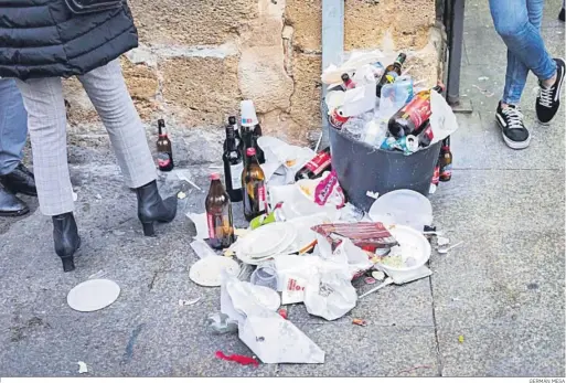  ?? GERMÁN MESA ?? Desperdici­os y botellas arrojadas en una esquina de Cádiz durante estas fiestas.