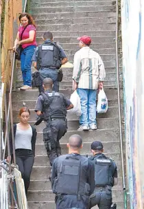 ??  ?? Policiais estiveram em acesso a morro no Catete, área de Fat Family Fabrício Oliveira, delegado