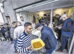  ?? Jordi Otix ?? Reparto de comida durante el Ramadán en Barcelona.