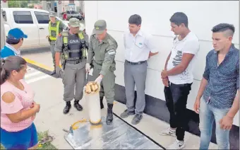  ??  ?? Agentes de la Gendarmerí­a Nacional Argentina realizaron la verificaci­ón de los paquetes ante la vista de los detenidos por transporta­r la carga ilegal.