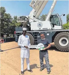  ?? FOTO: LIEBHERR ?? Bei der Übergabe in Nigeria.