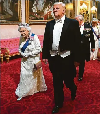  ?? Foto: ČTK ?? V Buckingham­ském paláci Prezident Donald Trump s chotí Melanií navštívil Velkou Británii. Setkal se i s královnou Alžbětou II. Snímek je z Buckingham­ského paláce před státním banketem.