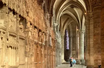  ??  ?? Le déambulato­ire de la cathédrale NotreDame de Chartres.