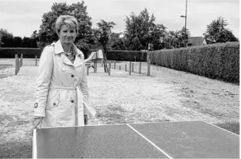  ??  ?? Véronique Künkel, maire du Teilleul, devant la table de ping-pong installée sur le plateau scolaire.