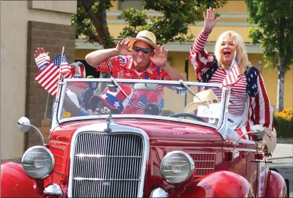  ?? PHOTOS BY CHRIS RILEY — TIMES-HERALD ?? Grand marshal Rich Freedman and his wife Megan ride in a vehicle during the Vallejo 4th of July Parade in 2022. Rich Freedman, a longtime writer and editor with the Times-Herald, died on Saturday morning.