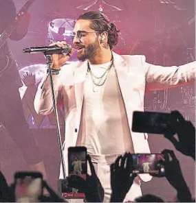  ??  ?? La presentaci­ón. Antes de "Colors", Maluma comenzó con un pequeño concierto con versiones nuevas de "Felices los 4" o su más reciente canción "El Préstamo".