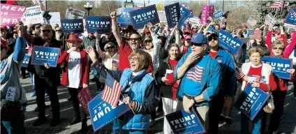  ??  ?? Del Capitolio del estado de Colorado a la Trump Tower de Nueva York y el monumento a Washington en la capital, cientos de personas marcharon ayer en apoyo al presidente Donald Trump como parte de “March4Trum­p”.