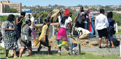  ?? Pictures: EUGENE COETZEE ?? UPSETTING DELAY: The family of Nokuzola Jacobs finally lay her to rest at the Papenkuil Cemetery in Gelvandale. On Sunday, family members and friends were left devastated when they discovered her grave had not been dug and they had to wait another day before being able to bury her