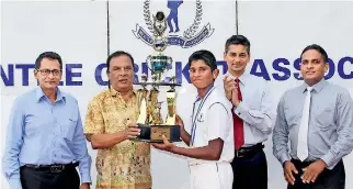  ??  ?? Adithya Hettiarach­chi skipper of MCA Cricket Academy receiving the MCA Trophy from chief guest, former NCC President and current Chairman of the Cricket Committee, Lesley Hewage