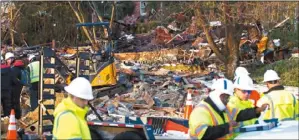  ??  ?? 馬里蘭州洛克維爾郡一­民宅17日早晨突然爆­炸，事後房屋變成一堆廢墟。 (美聯社)