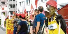  ?? Foto: Silvio Wyszengrad ?? Erst im Juli gab es wegen Mobbingvor­würfen eine Demonstrat­ion von Mitarbeite­rn vor dem Arbeitsger­icht Augsburg.