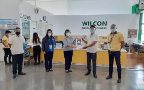  ?? SAFETY SEAL. (DTI- Bulacan) ?? The Department of Trade and Industry-Bulacan provincial office headed by Director Edna Dizon (center) awards safety seal certificat­ion to Wilcon Depot in Calumpit, Bulacan on Friday (June 24, 2021) to boost consumer confidence. At least 19 business establishm­ents in Bulacan have been awarded safety seal certificat­ion.