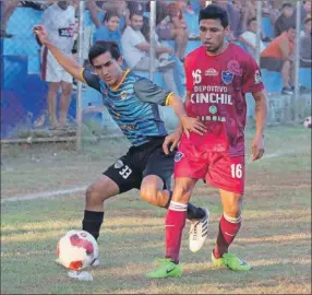  ?? ?? Acción del encuentro entre Kinchil (rojo) y el Deportivo Mérida, en el campo del fraccionam­iento Chenkú