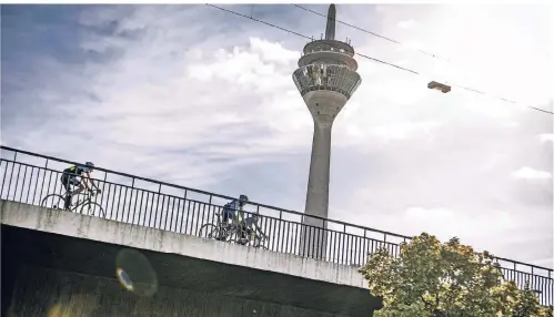  ?? RP-PHOTO: ANDREAS ENDERMANN ?? Unter der Rheinknieb­rücke treffen sich manche Gruppen und radeln dann von dort aus über die Brücke.