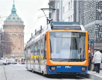  ?? FOTO: DPA ?? In mehreren Städten, wie hier in Mannheim, könnten Pendler bald kostenlos mit Bus und Bahn fahren. Doch es gibt Kritik.