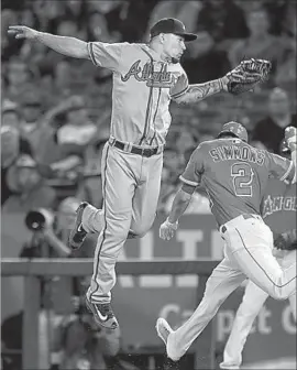  ?? Robert Gauthier Los Angeles Times ?? BRAVES FIRST BASEMAN Jace Peterson misses the tag on the Angels’ Andrelton Simmons, who reaches on a throwing error by pitcher Arodys Vizcaino.