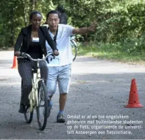  ??  ?? Omdat er af en toe ongelukken gebeuren met buitenland­se studenten op de fiets, organiseer­de de Universite­it Antwerpen een fietsiniti­atie.