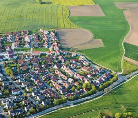  ?? Foto: Josef Stöhr ?? Noch geht nach dem Meringer Kapellenbe­rg das freie Feld los. Doch hier könnte Merings nächste Neubausied­lung entstehen.