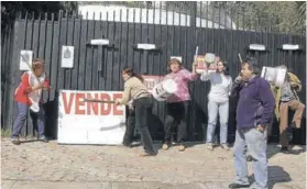  ?? FOTO: ARCHIVO ?? Afectados protestand­o en las afueras de la casa de los condenados, el 25 de abril de 2005.