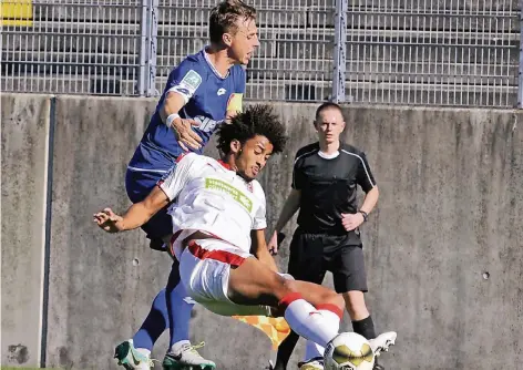  ?? FOTO: BENEFOTO (ARCHIV) ?? Energisch: Der spielende Co-Trainer Mark Zeh (links/hier noch im Trikot der Sportfreun­de Siegen) soll auch seine Erfahrung einbringen.