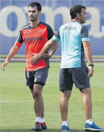  ?? GABRIEL UTIEL ?? ▶▶ El técnico junto a Manu Trigueros, con quien podría reforzar la posición de mediocentr­o tras la lesión de Cáseres.