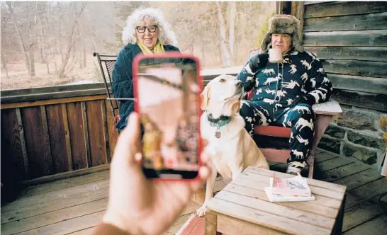  ?? DANIEL ARNOLD/THE NEW YORK TIMES ?? Mandy Patinkin and Kathryn Grody film a video with their dog, Becky, on Jan. 18 at their upstate New York home where they’ve been spending the pandemic.