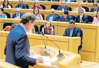  ?? Dani Duch ?? Feijóo en primer pla i Sánchez durant el seu debat al Senat