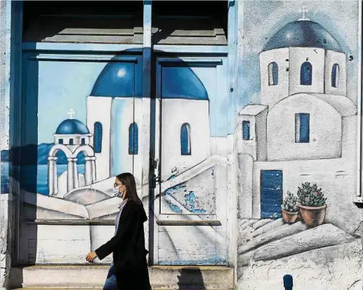  ?? Fotos: Getty Images ?? Auf Mauer und Tür ist ein Bild der griechisch-orthodoxen Kirche in Limassol gemalt: Trotz Verbot sollen nach dem Willen der Kirchenvät­er an Weihnachte­n Gottesdien­ste auf Zypern stattfinde­n – ohne Rücksicht auf die Corona-Pandemie.