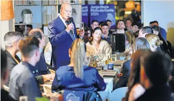  ?? ?? Pinto da Costa jantou com jovens apoiantes num restaurant­e da Foz, no Porto