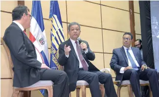  ?? W. VALDEZ ?? Leonel Fernandez junto a Jottin Cury y Namphi Rodríguez en conversato­rio.