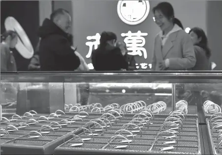  ?? FANG DONGXU / FOR CHINA DAILY ?? Consumers browse gold accessorie­s at a store in Nanjing, Jiangsu province, in March.