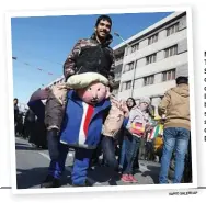  ?? VAHID SALEMI/AP ?? MASIH TEGANG: Seorang demonstran di Teheran, Iran, berdandan seolah-olah sedang dipanggul Donald Trump.