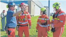  ??  ?? Leiter Albert Metsch (l.) erklärt Kameraden den nächsten Einsatz.