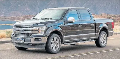  ??  ?? F-150 Lariat Luxury. Viene con un motor V8 de 400 caballos de fuerza y se vende a 66.300 dólares.