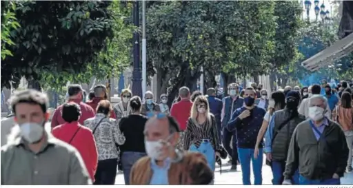  ?? JUAN CARLOS VÁZQUEZ ?? Decenas de sevillanos paseando por el centro de la capital aprovechan­do el buen tiempo.