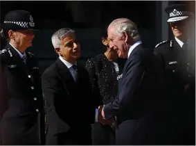  ?? ?? GREETINGS: Sadiq Khan welcomes the King at Met Police’s base