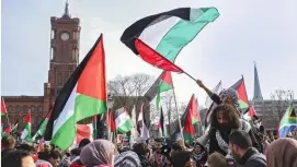  ?? ?? Randale Propalästi­nensische Gruppen werfen Israel Völkermord vor. Die Proteste werden immer aggressive­r