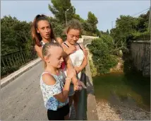  ??  ?? Chloé, Amandine et Shéna miment la scène de la tentative de suicide d’une jeune Dracénoise­sur le pont d’Aups.(Photo