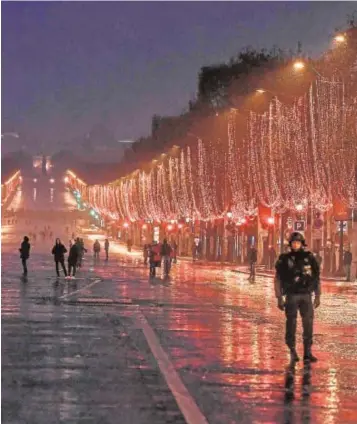  ?? AFP ?? Imagen de la avenida parisina de los Campos Elíseos, ayer por la tarde